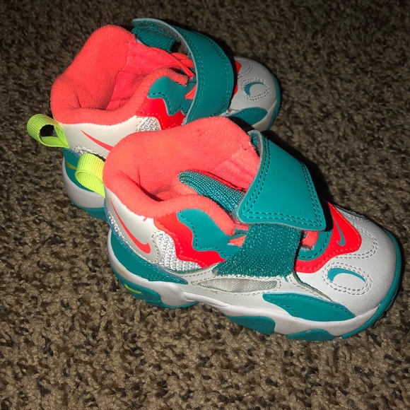 Nike - Picture 2 of 4